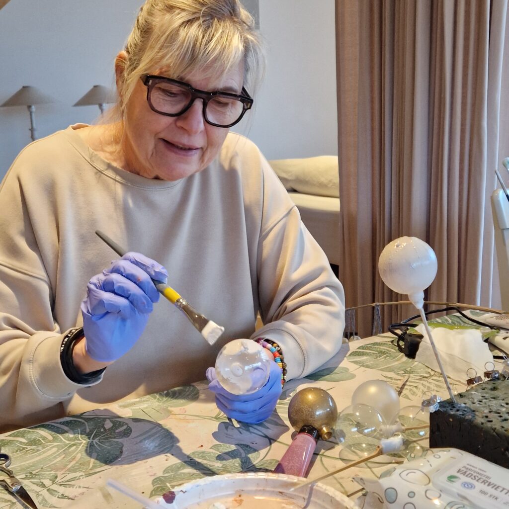 Elsebet håndmaler alle glaskuglerne, for at give dem et unikt og antique udtryk
