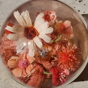 Papirblomster i lyse pasteller med kontrastfarvede taljer og gulddetaljer