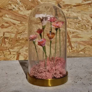 Johanne designer papirblomster sammen med Charlotte Mols