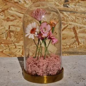 Håndlavede papirblomster i pastelfarver til konfirmationsbord